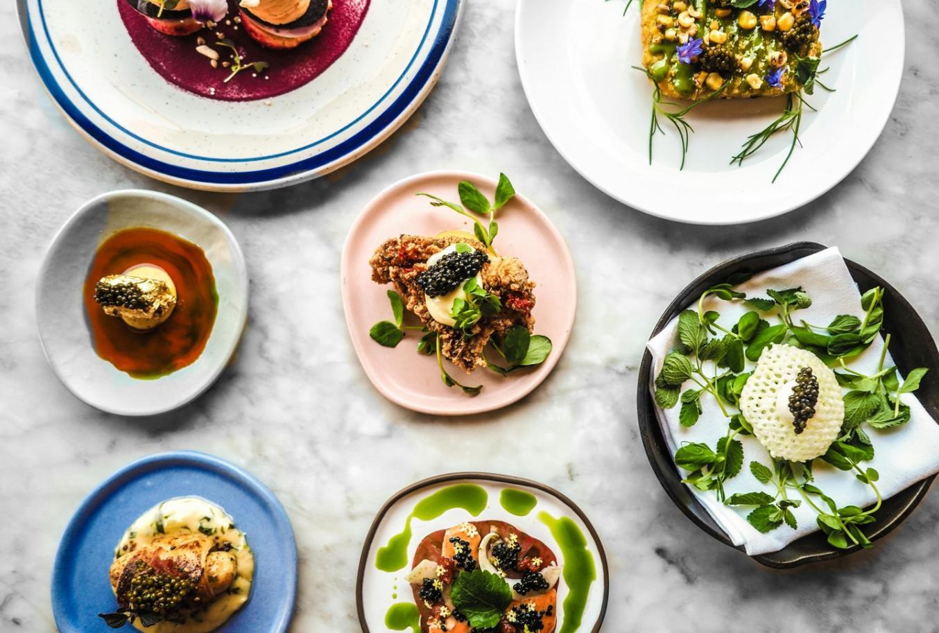 Vista de ingredientes frescos y coloridos listos para preparación nutricional