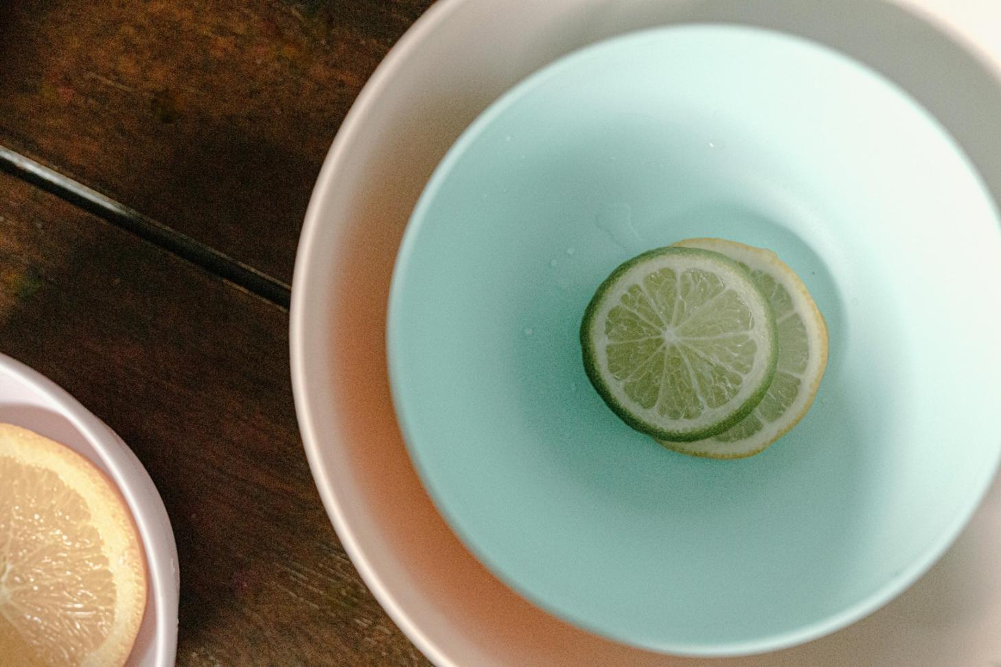 Estudiantes internacionales trabajando en equipo durante sesión práctica de nutrición deportiva